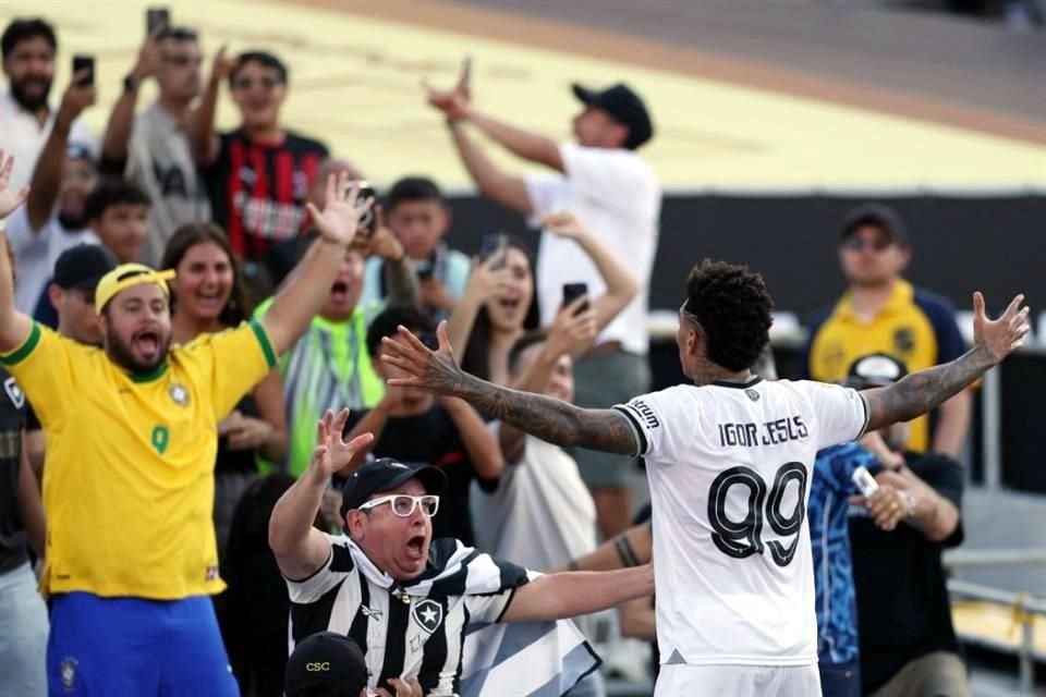 Igor Jesús corrió a celebrar con la torcida brasileña su gol en el primer tiempo.
