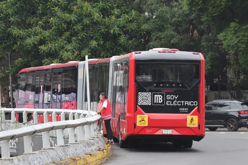 DE ESTRENO. Son cuatro las unidades eléctricas que se suman a la flotilla que da servicio en la Línea 1 del Metrobús, que da servicio de Indios Verdes a El Caminero.