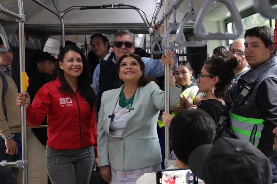 La Jefa de Gobierno, Clara Brugada, posó dentro de una unidad junto a la directora del Metrobús y el titular de Semovi.