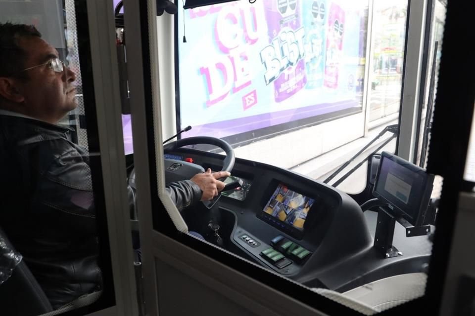 Las unidades nuevas tienen capacidad para 270 pasajeros y puertas deslizables tipo Metro.