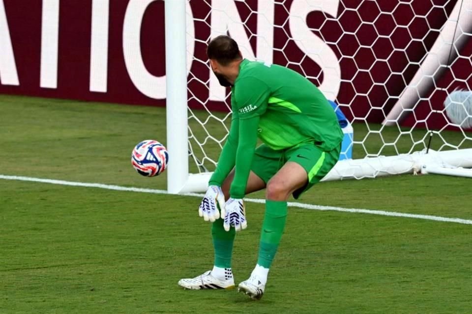 Gianluigi Donnarumma se quedó viendo cómo entraba el balón a su portería, en una jugada magistral de  Igor Jesús.