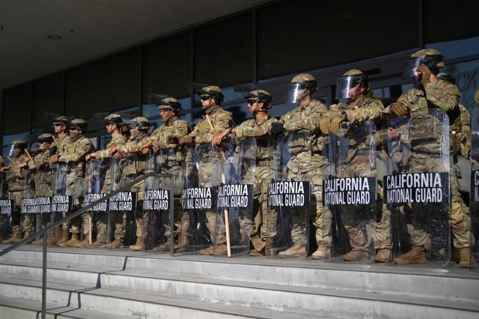 Troepen van de Nationale Garde bewaken een federaal gebouw in het centrum van Los Angeles.