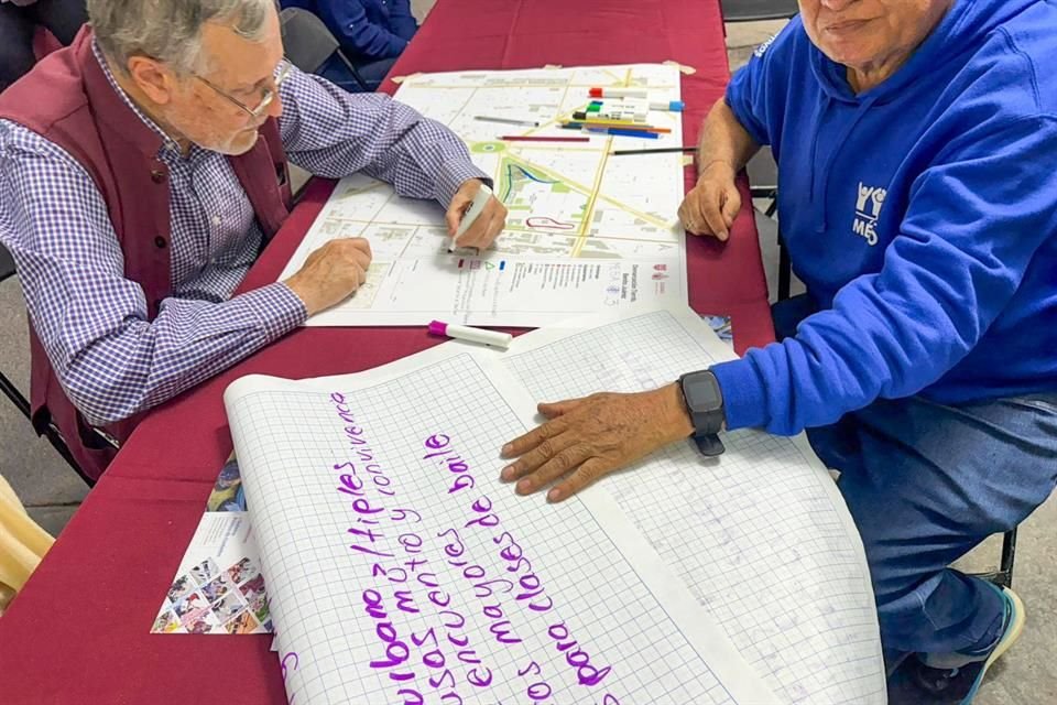 Funcionarios  informaron que la obra aún no está definida y colocaron pliegos de papel bond sobre mesas para que fueran ellos quienes propusieran las actividades.