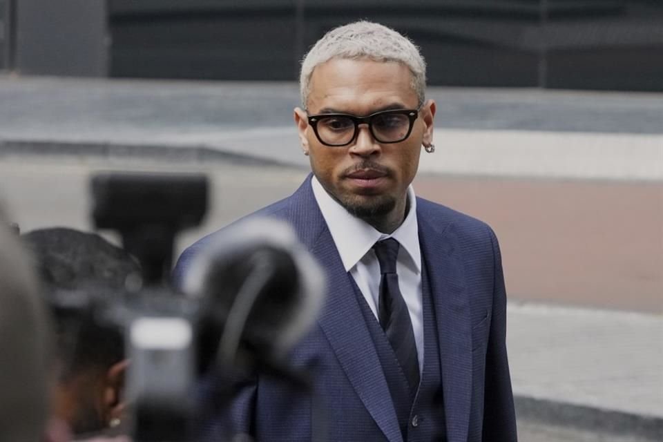 Chris Brown se declaró no culpable tras ser acusado de agredir a un productor en un club de Londres; el juicio comenzará en octubre de 2026.
