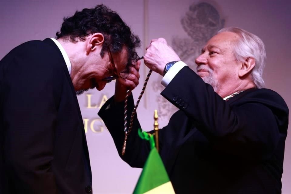 El dramaturgo Flavio González Mello fue investido como nuevo miembro de la Academia Mexicana de la Lengua por Gonzalo Celorio, presidente de la institución.