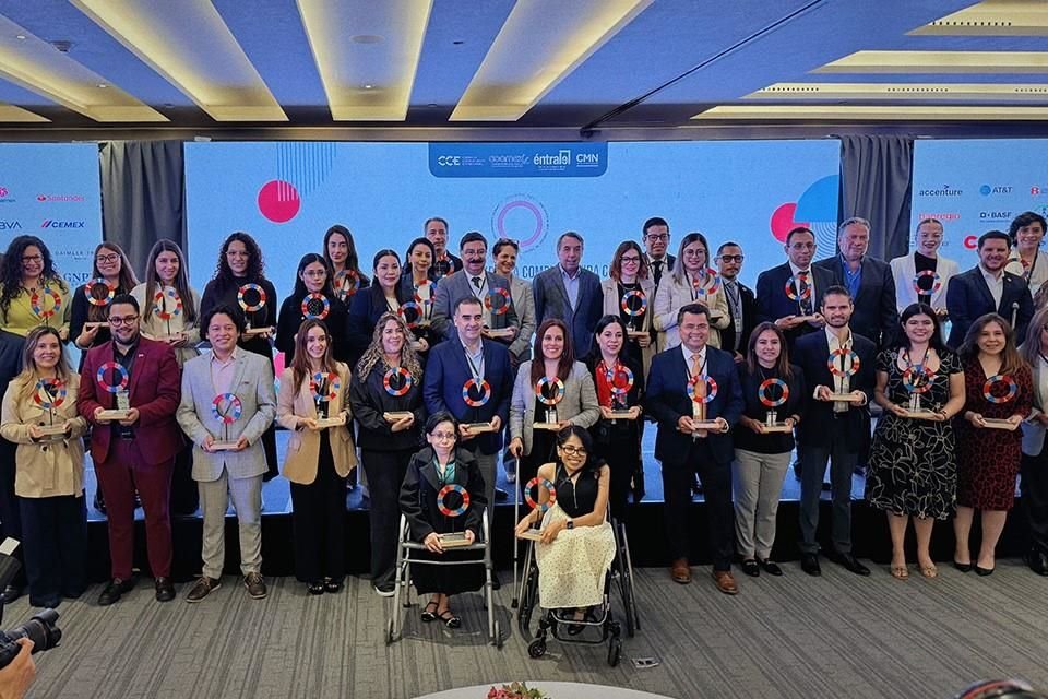 Reciben distintivo empresas comprometidas con la inclusión