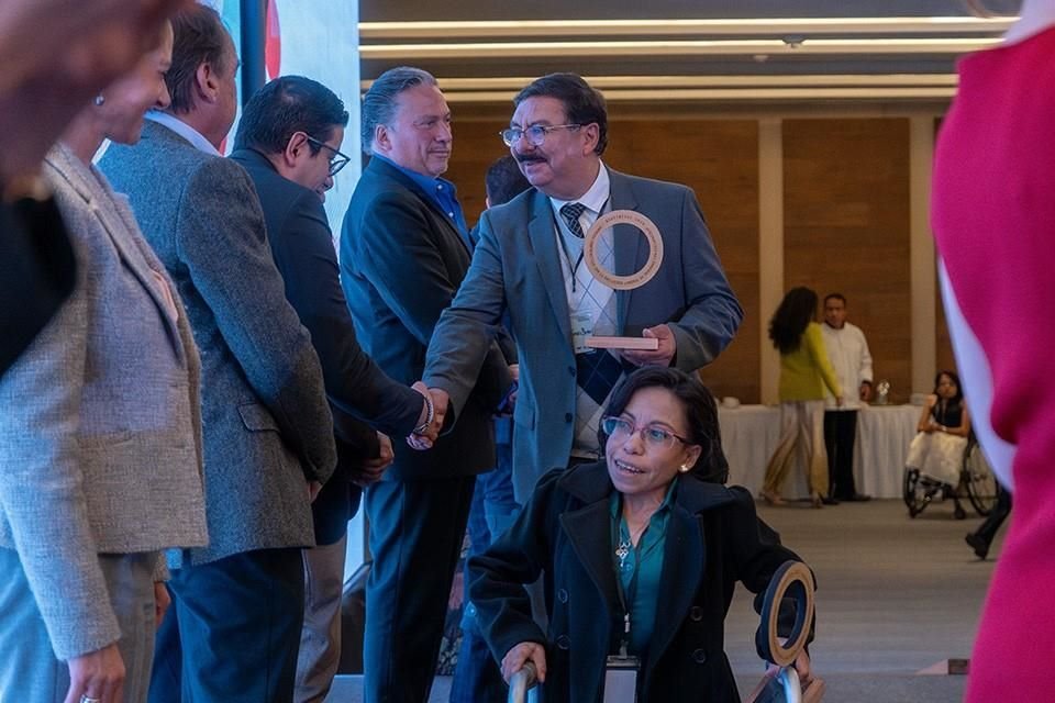 Reciben distintivo empresas comprometidas con la inclusión