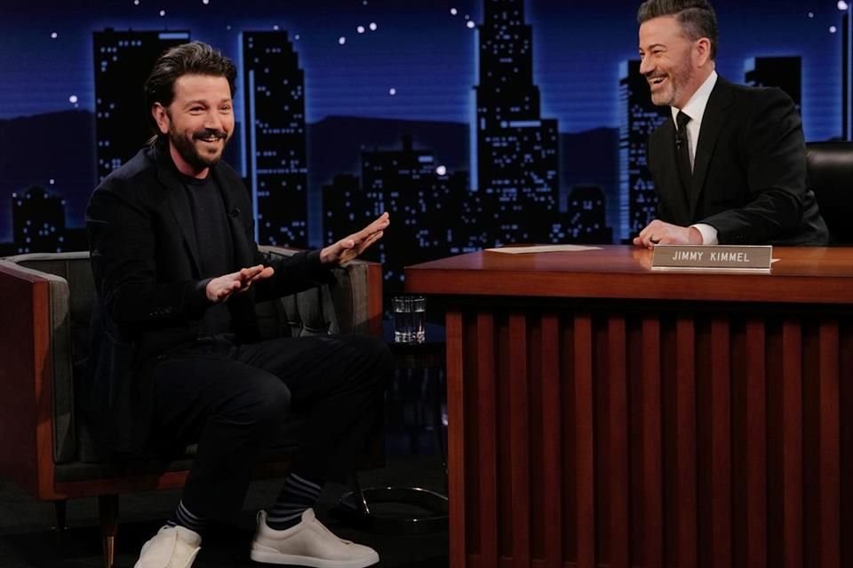 Diego Luna bromeó sobre 'echarse el compromiso' toda una semana.