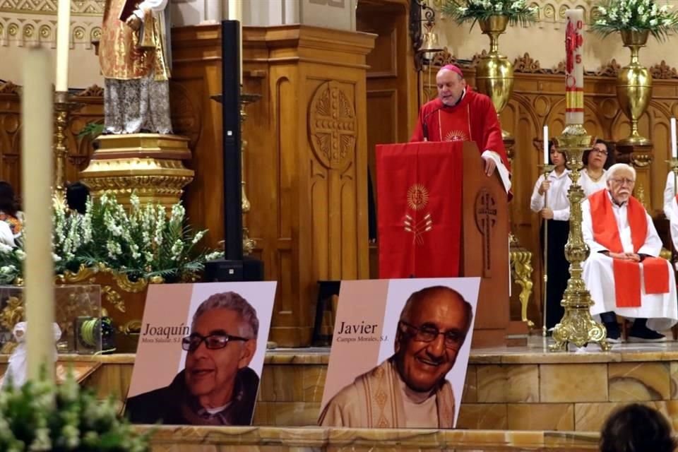 Misa conmemorativa al tercer aniversario luctuoso de los sacerdotes jesuitas Joaquín Mora y Javier Campos, quienes fueron asesinados en el templo de San Francisco de Cerocahui, Chihuahua.