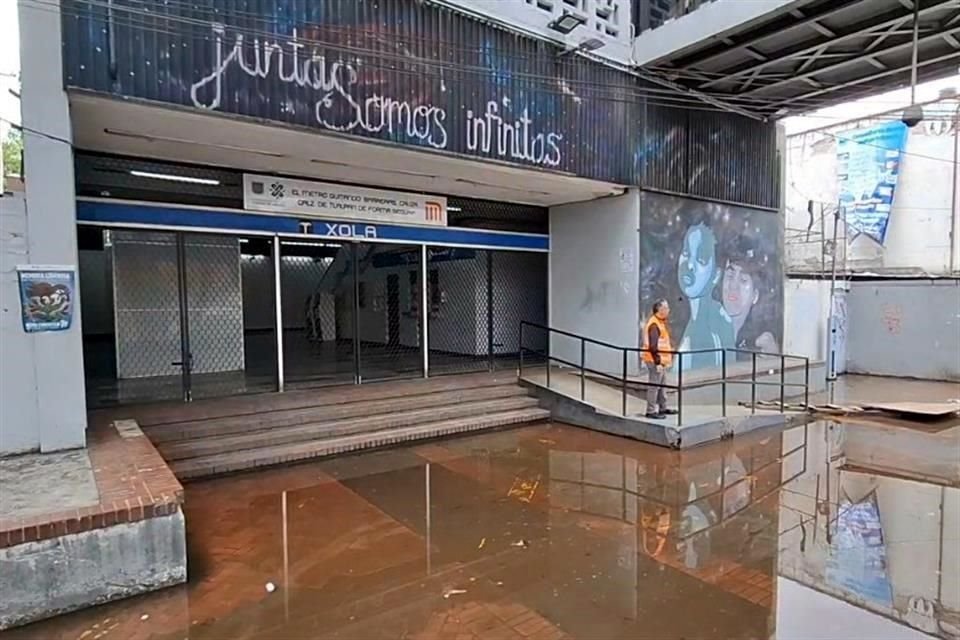 Un acceso a la estación Metro Xola en la Alcaldía Benito Juárez fue cerrado debido a una fuga de agua.