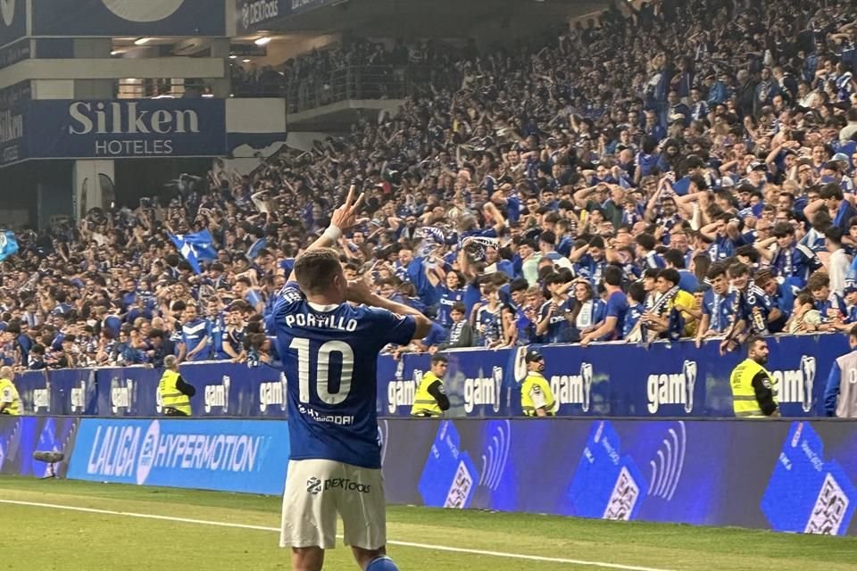 Portillo festeja con la tribuna en el Carlos Tartiere.