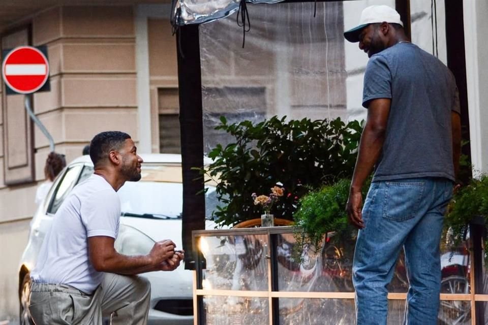 Smollett, de 43 años, compartió la noticia en su cuenta de Instagram la noche del viernes, con una emotiva serie de fotografías en las que se le ve arrodillado frente a Redd.