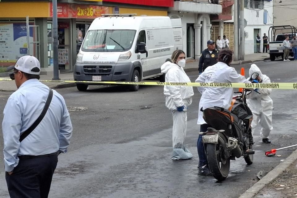 A la altura de la Calle B, un tráiler no advirtió la presencia de la motocicleta y los embistió, dejando a la pareja tirada en la carpeta asfáltica.