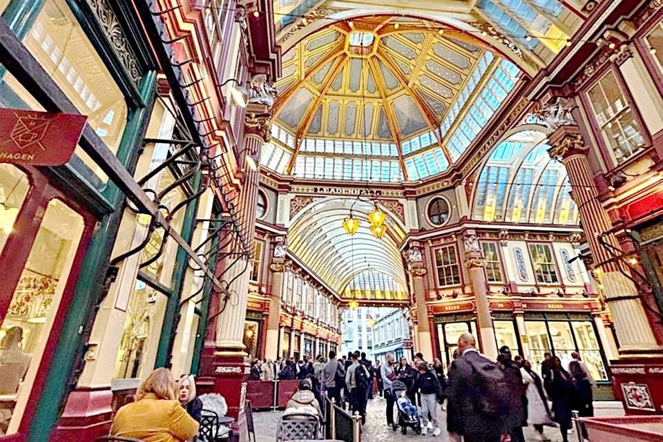 Harry Potter: visita il binario 9 e 3/4 della stazione di King's Cross o il Leadenhall Market, che ti ricorderà Diagon Alley.