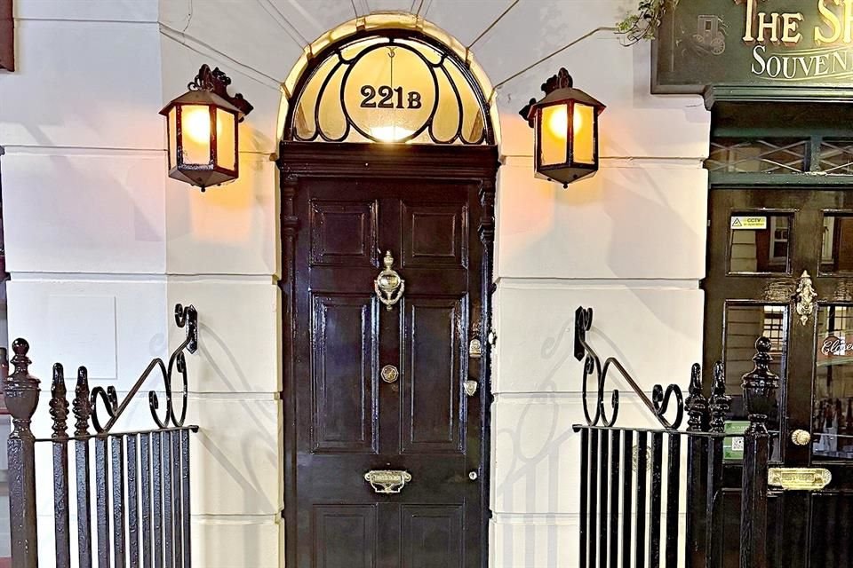 Sherlock Holmes: non sono solo le case a schiera e i taxi neri a ricordare la serie della BBC, ma c'è anche il suo museo al 221-B di Baker St.