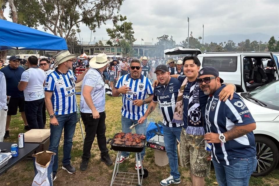Los aficionados de Rayados hicieron su previa afuera del Rose Bowl.