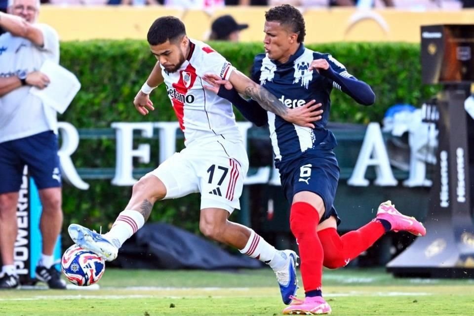 Deosa trata de ganar un balón. Al colombiano le llovieron patadas.