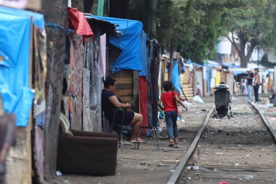 Se define que la movilidad humana es el ejercicio del derecho humano de toda persona a migrar, buscando reducir desigualdades y discriminación.   