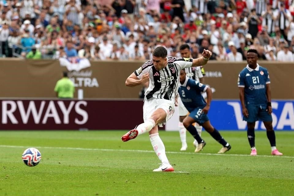 Dusan Vlahovic cobró con izquierda el penal y definió el 4-1.