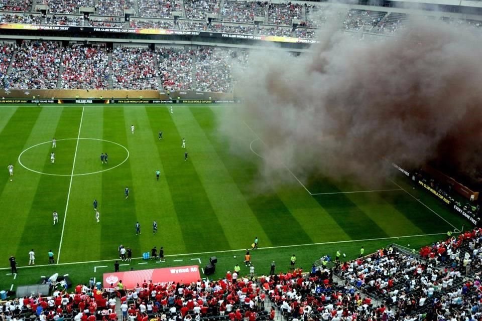Tras el tanto del Wydad, el partido tuvo que ser interrumpido unos minutos, debido a las bengalas que usaron los hinchas de Marruecos.