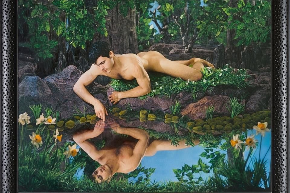 'Narciso' (2012), que retrata al actor y modelo Matthieu Charneau como la figura mitológica que se enamora de su reflejo, será exhibido junto con artículos de la colección de espejos del recinto.