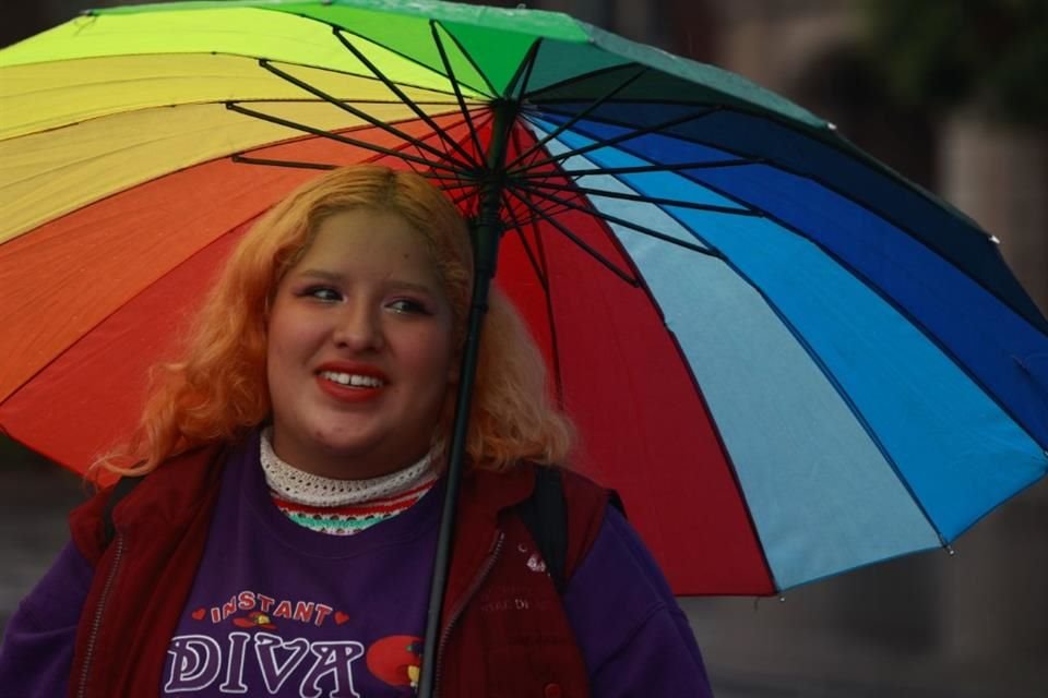 Asistentes acudieron con accesorios alusivos a la bandera LGBT+.