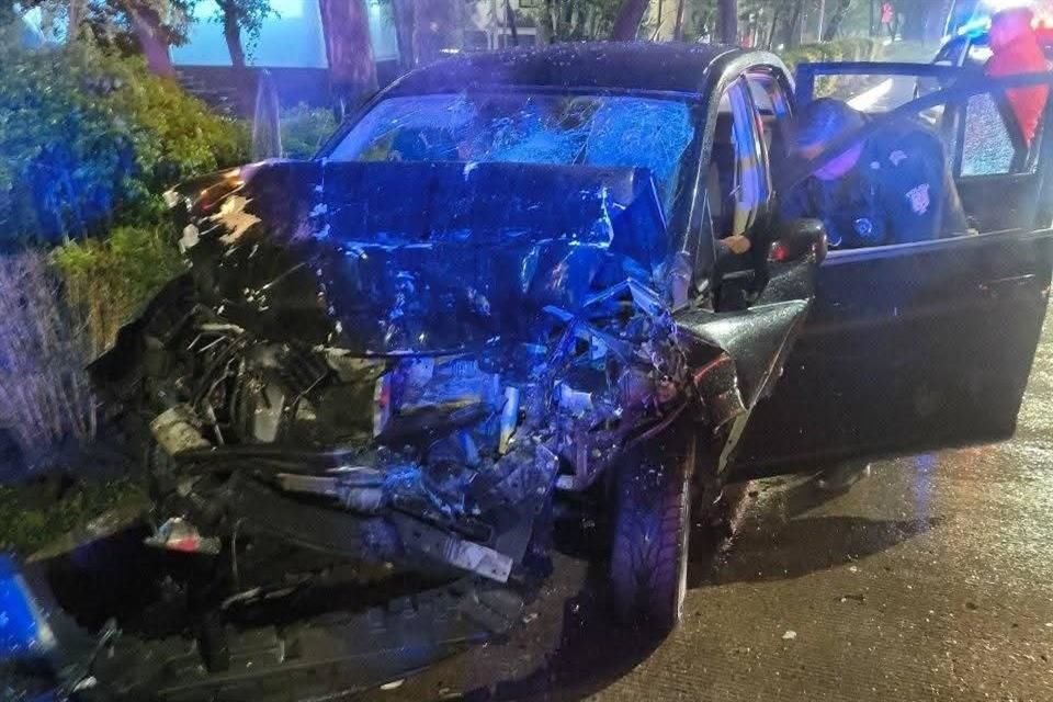 El conductor de un vehículo, de aproximadamente 20 años, falleció tras perder el control e impactarse contra otro auto en Circuito Interior Río Churubusco.