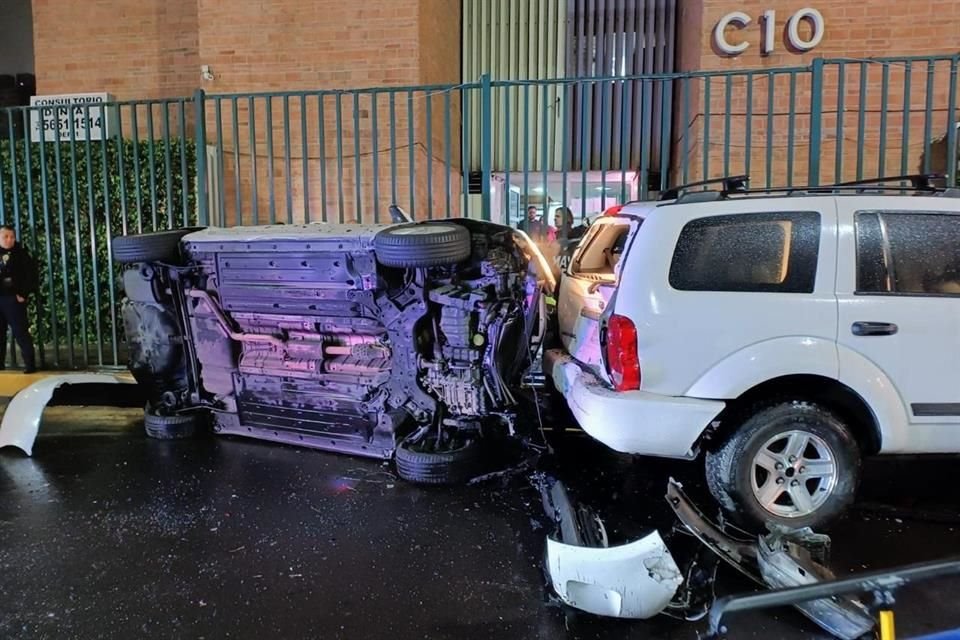 El auto volcó tras estrellarse contra una camioneta estacionada sobre la calle; el conductor fue rescatado con vida.