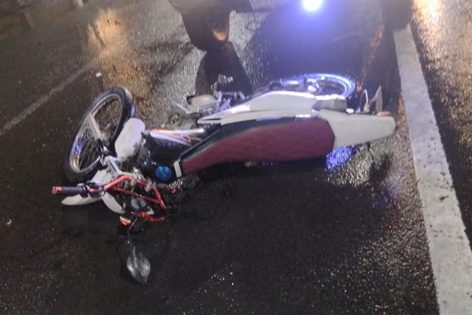 La pareja de motociclistas resultó herida tras perder el control en la incorporación al  Circuito Exterior Mexiquense.