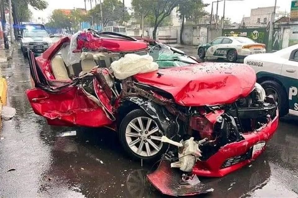 El conductor de un auto rojo perdió el control al llegar al cruce con Calle Del Rosario; eetros adelante se estrelló contra el contenedor de un tráiler que se hallaba estacionado.