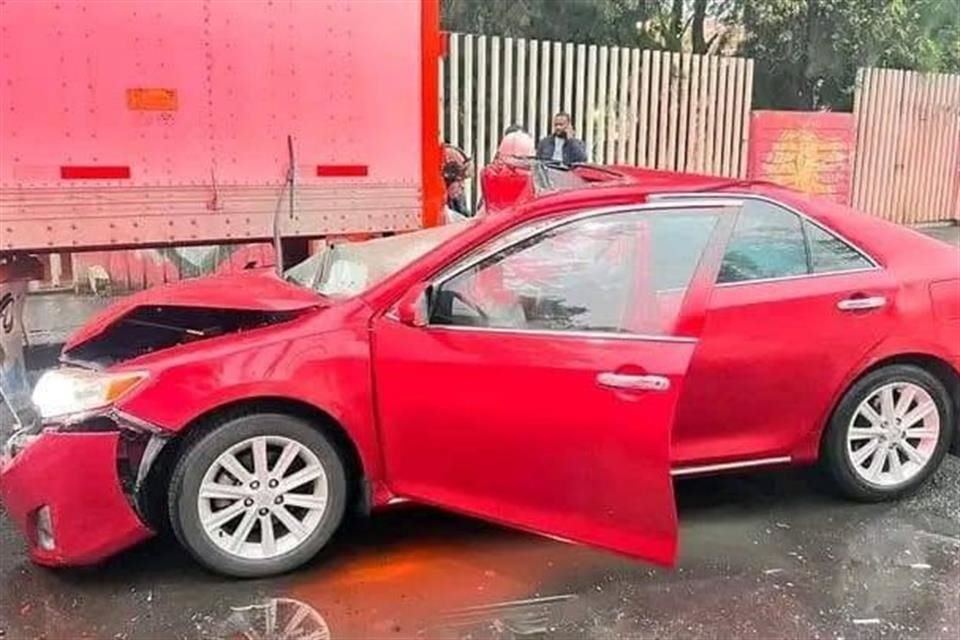 Los dos tripulantes quedaron atrapados al interior, pues todo el frente del coche se incrustó en la caja del camión.