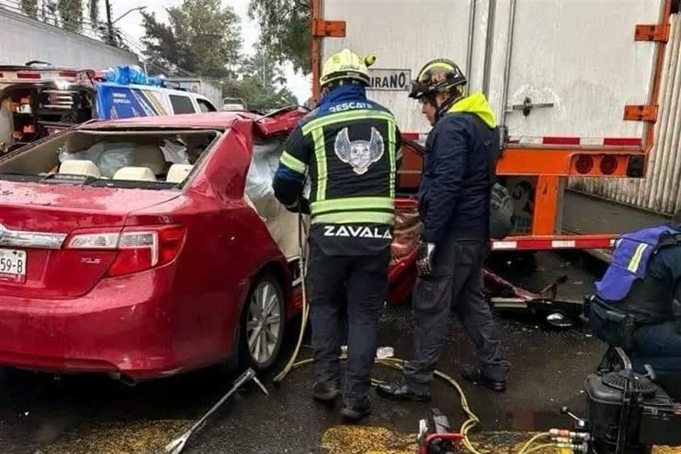 Bomberos rescataron a las dos personas que quedaron lesionadas.