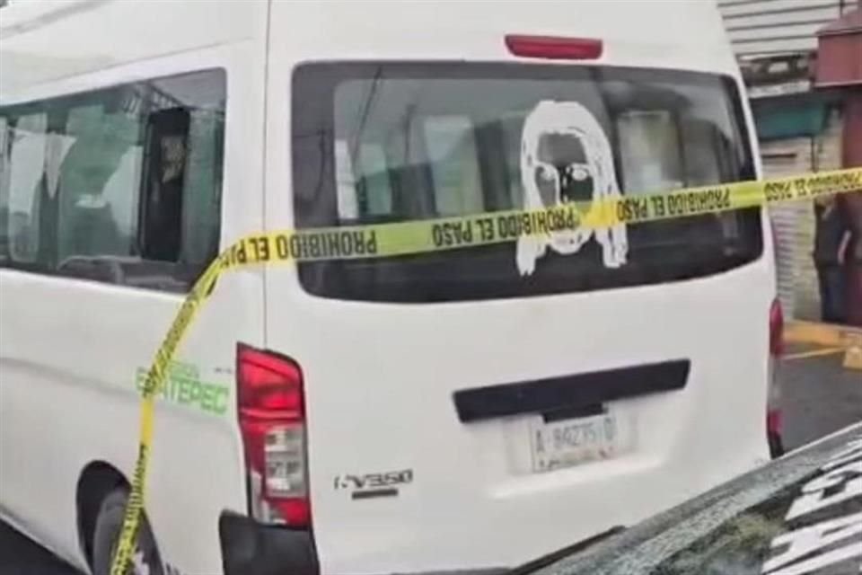 El conductor de una unidad de transporte público fue arrollado tras descender para abrir una puerta manualmente.