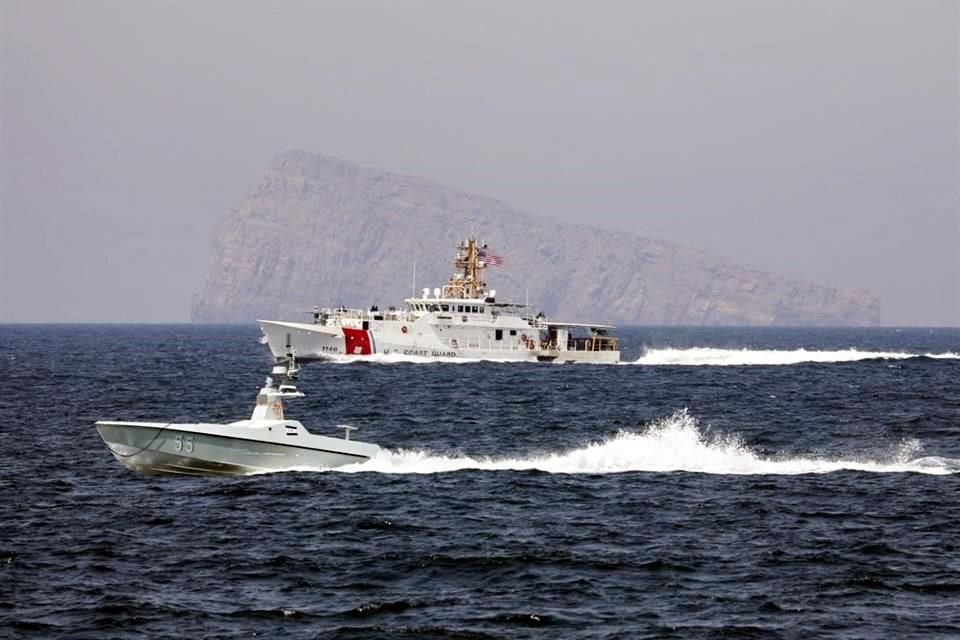 Un barco teledirigido de la Armada de EU y otra embarcación de la Guardia Costera de EU transitan por el Estrecho de Ormuz, en imagen de archivo.