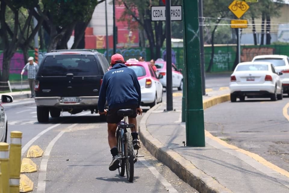 La ciclovía de la Calzada México Xochimilco, inaugurada en marzo de 2024, presenta tramos interrumpidos, falta de señalización y obstáculos.