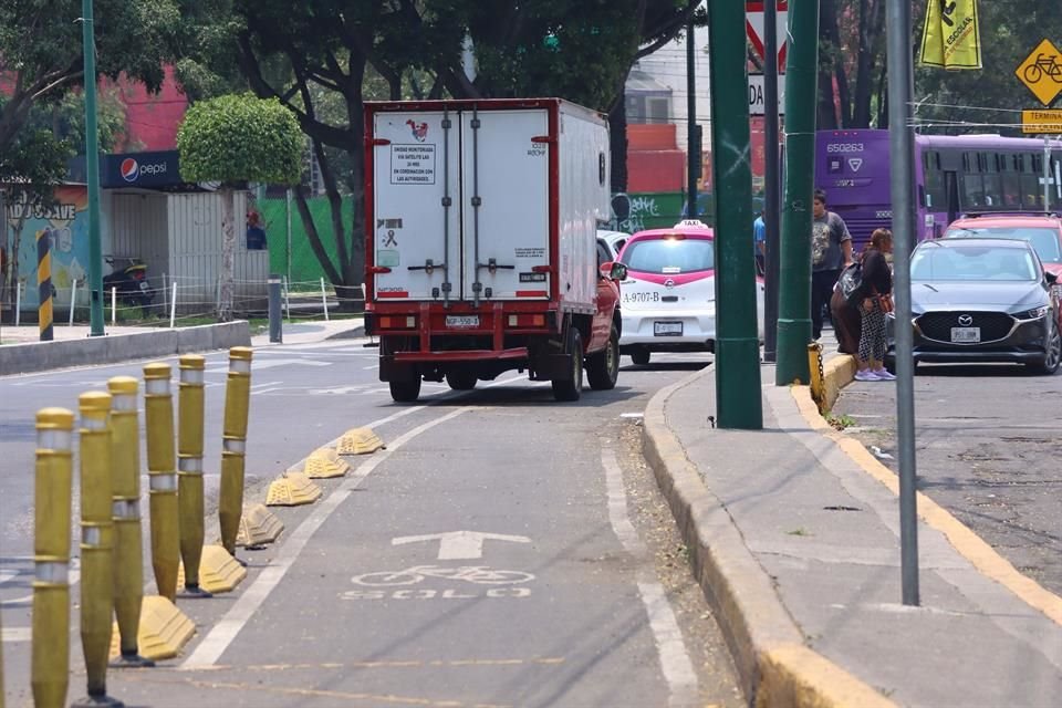 Motocicletas, camiones de carga y comercio ambulante invaden con frecuencia la ciclovía.