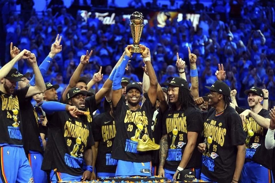 Shai Gilgeous-Alexander se encargó de alzar el trofeo.
