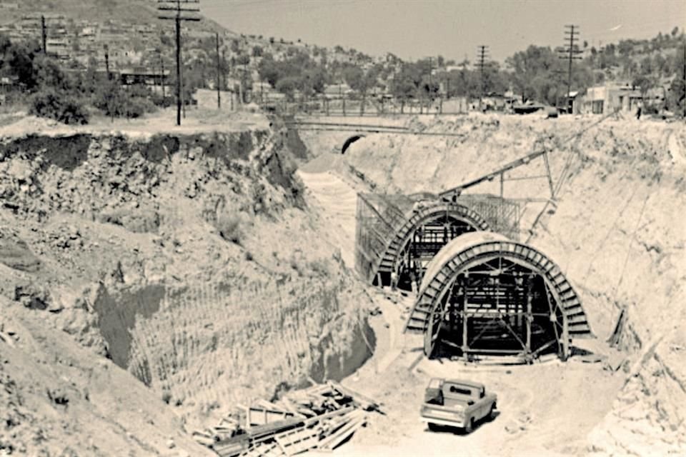 La primera fase de la construcción del Drenaje Profundo comenzó a operar en 1975.