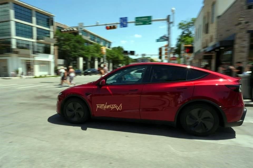 Un robotaxi Tesla sin conductor se desplaza entre el tráfico en Austin, Texas.