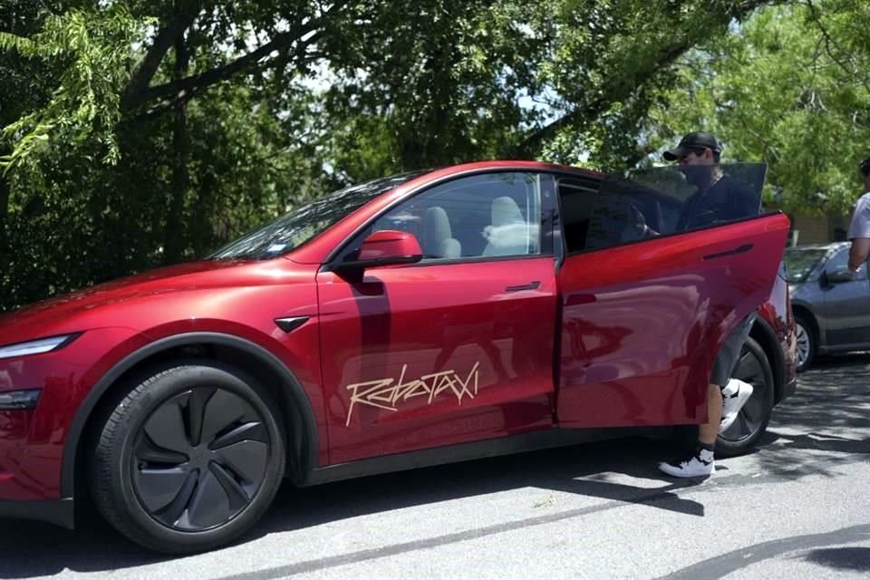 Un pasajero sube a un robotaxi Tesla sin conductor.