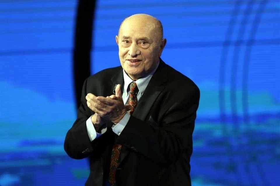 El escultor italiano Arnaldo Pomodoro durante una entrevista para la RAI TV en 2016.