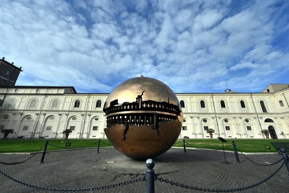 La esfera del Vaticano, que ocupa un lugar central en el Patio de la Pigna de los Museos Vaticanos, presenta un mecanismo interno que gira con el viento.
