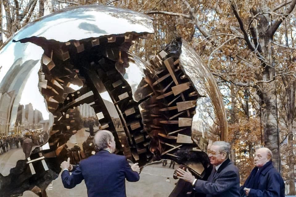 Boutros-Ghali (centro), secretario general de la ONU, empuja la obra 'Esfera dentro de esfera' de Pomodoro (derecha) durante su inauguración en la ONU en 1996. A la izquierda el Ministro de Asuntos Exteriores italiano, Umberto Dini.