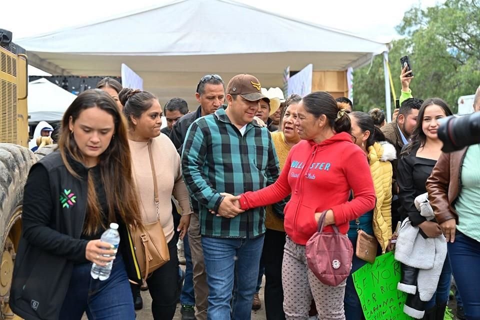 Apoya Ricardo Gallardo a población de San Luis Potosí