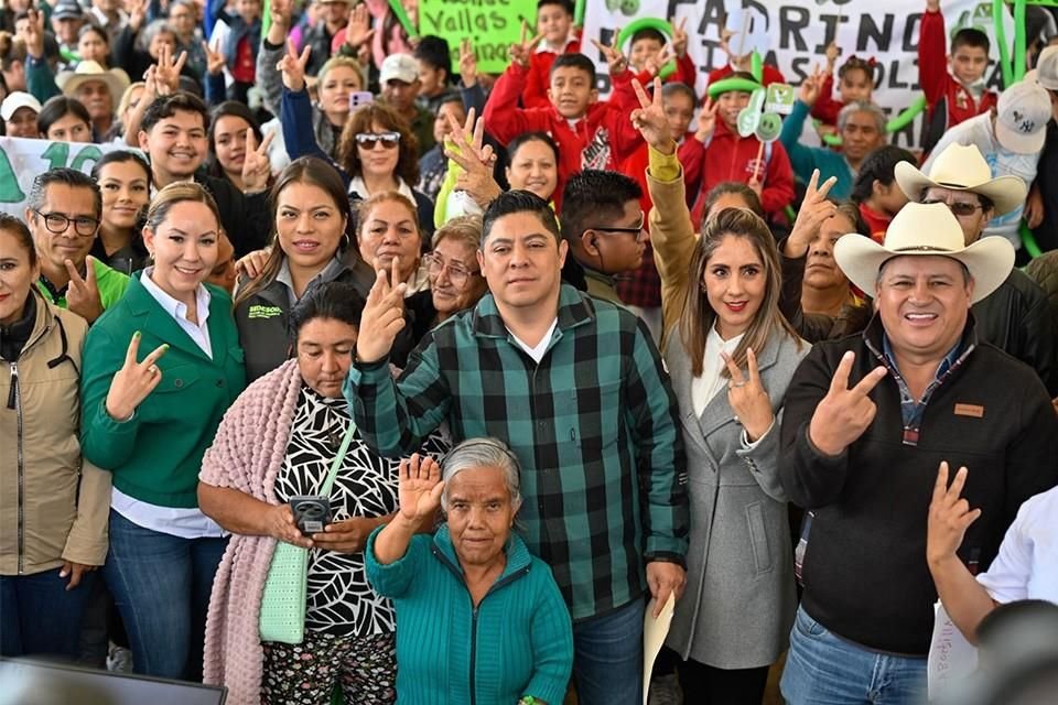 Apoya Ricardo Gallardo a población de San Luis Potosí
