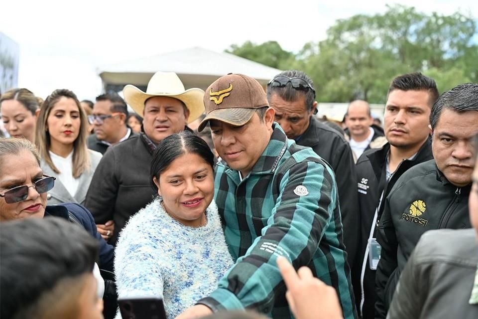 Apoya Ricardo Gallardo a población de San Luis Potosí