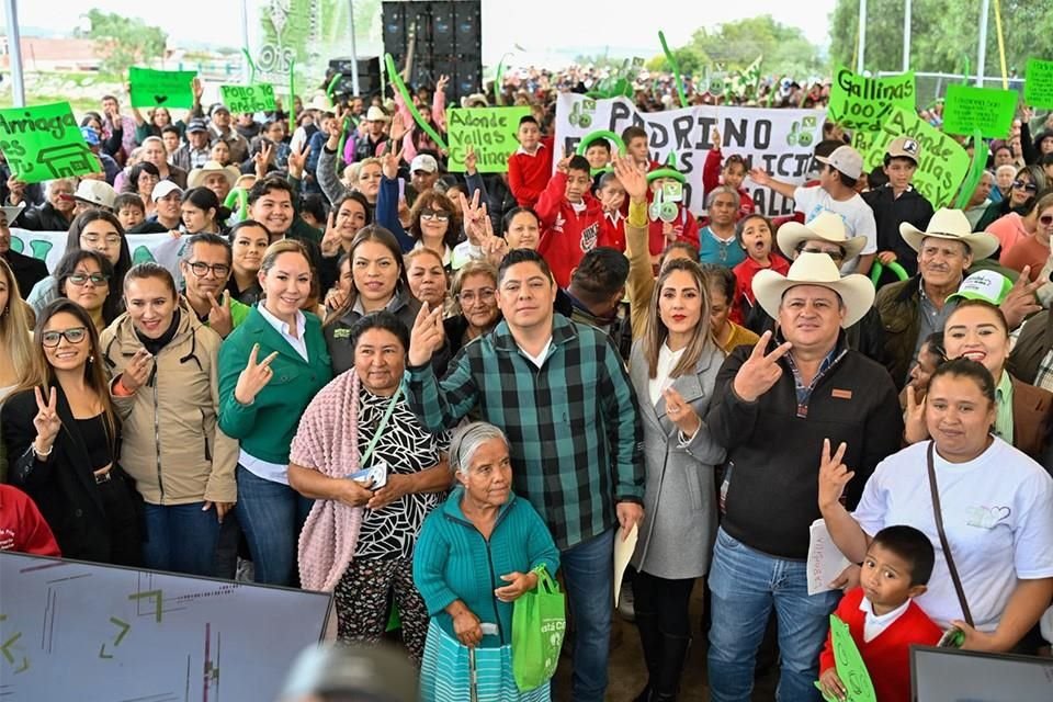 Apoya Ricardo Gallardo a población de San Luis Potosí