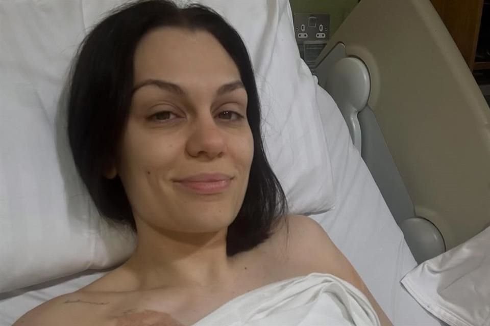 La cantante británica Jessie J compartió en redes que recientemente entró a cirugía como parte de su tratamiento contra el cáncer de mama.