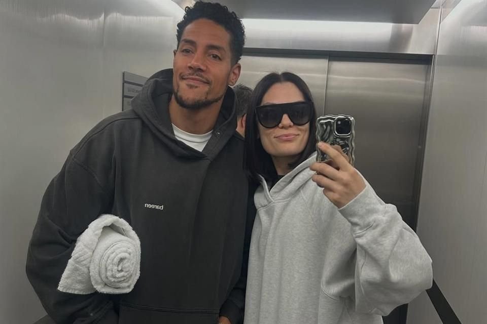 En uno de los videos compartidos, se le ve cantar para sí misma mientras espera para entrar al quirófano, luego de una larga espera de casi siete horas en el hospital.