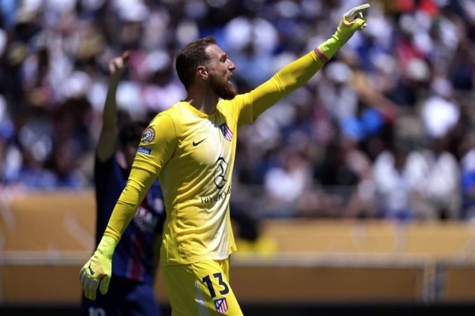 El portero esloveno Jan Oblak desaprobó las decisiones de César Ramos.
